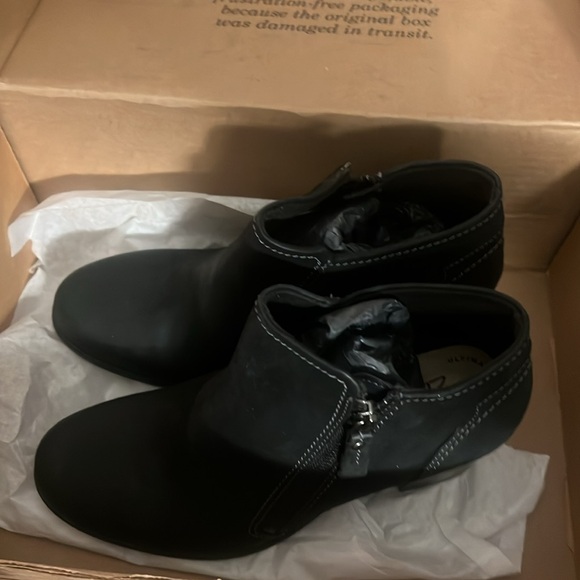 Clark's Diane Pioneer Black Leather booties size 7M, new without original box - Picture 2 of 6